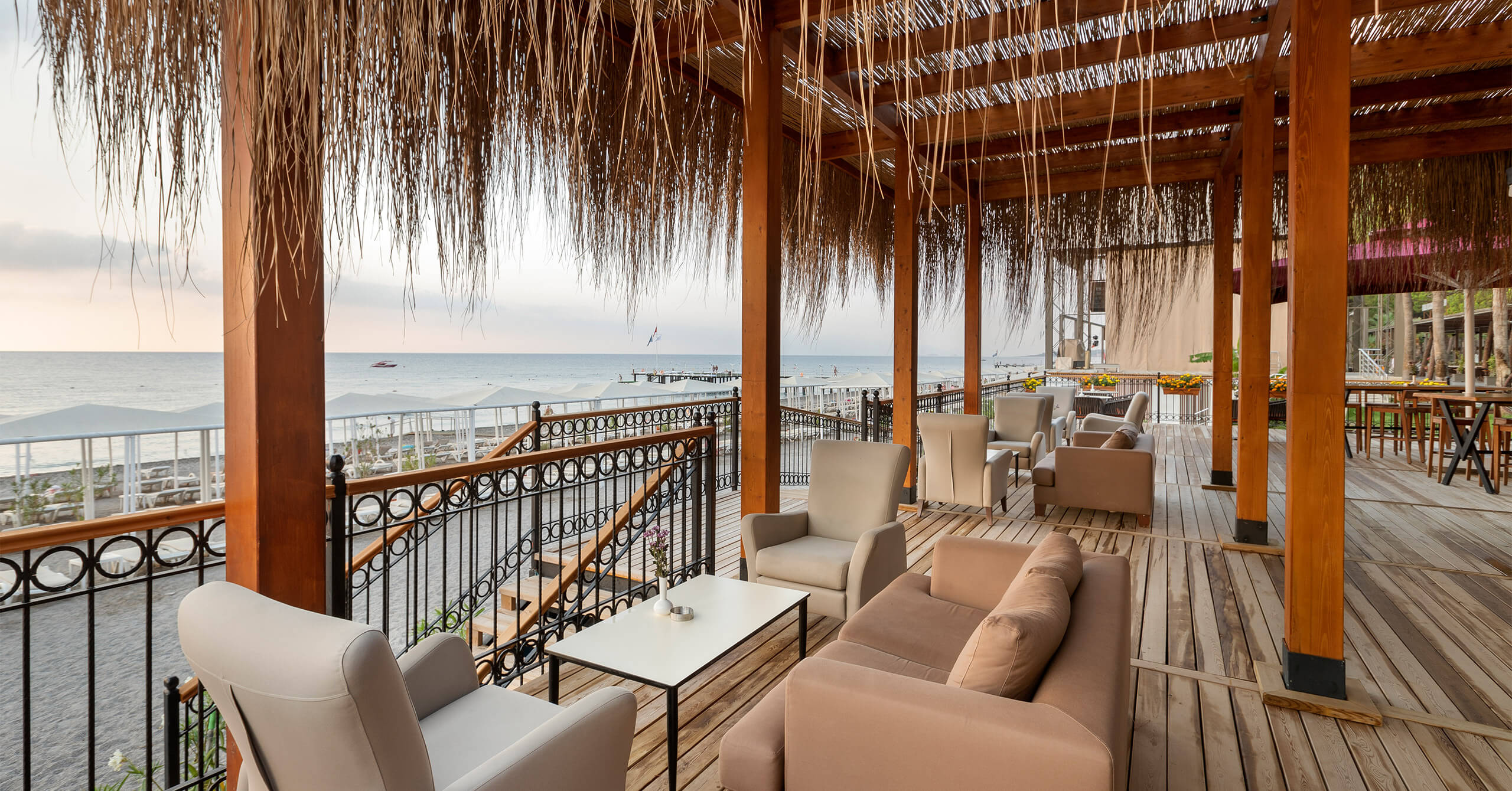 Dobedan World Palace Beach Bar Slider2